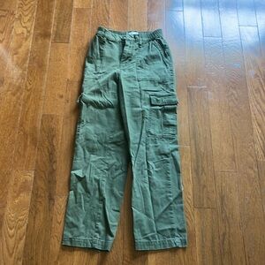 Olive green cargo pants from Aeropostale, size xs. Great for a casual fit!